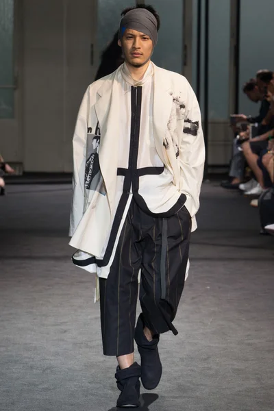 Look 16